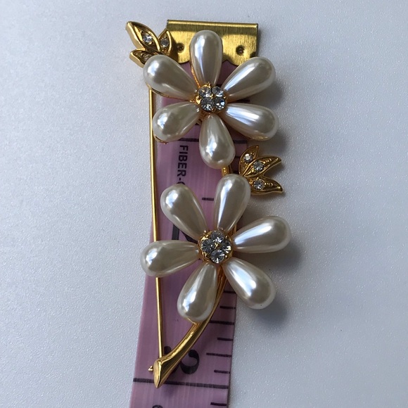 Joan Rivers Faux Pearl Flower Pin Brooch - Picture 5 of 7